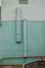 水の深さを測る標識