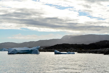 Titel: Disko Bay, Greenland - July - boat trip in the morning over the arctic sea - cold and fresh air and big beautiful icebergs, quiet moments in a wonderful nature