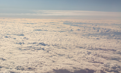 Luftaufnahme von Wolkenfeldern über den Wolken