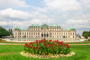 Obraz premium Upper Belvedere Palace with garden and lake, Vienna, Austria.