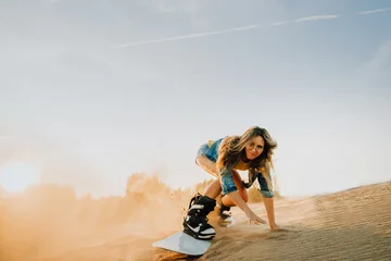 Crédence de cuisine en verre imprimé Dubai Tourist Sandboarding sexy girl In the Desert Man jumps in and does the trick