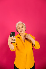 Fototapeta premium starsza kobieta robi selfie zdjęcie z snatphone