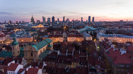 Obraz premium Aerial view of the Old city night Warsaw with the square and the royal palace in the night lighting. 