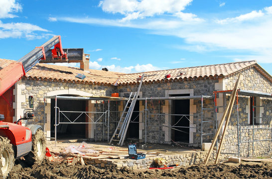 Chantier de construction d'une maison individuelle en pierres