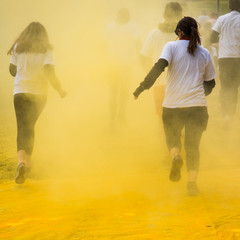 foule courant dans la fumée jaune. Holi. Fête des couleurs. Manifestants et fumée