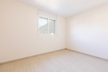 Empty room with white walls and traverti floors