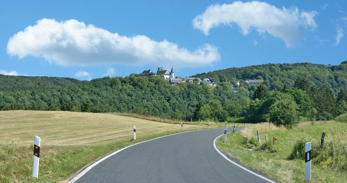 kurvige Landstrasse in der Eifel bei Wildenburg,Hellenthal,Nordrhein-Westfalen,Deutschland
