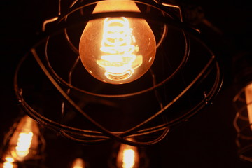 Einige industrielle Lampen mit einer mittig Fokussiert mit dunkelem Hintergrund