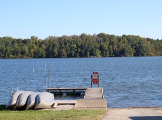 Obraz premium The dock at the peaceful lake on a sunny day.