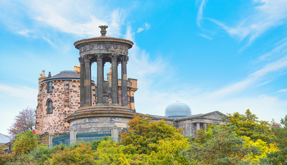 Fototapeta premium Old town district of Edinburgh City from the hilltop of Calton Hill (Dugald Stewart monument) - Edinburgh, Scotland, UK