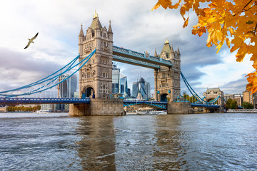 Fototapeta na wymiar Blick auf die Tower Brücke und City von London an einem wolkigem Tag im im Herbst