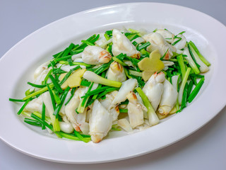 Fried crab meat with green onion