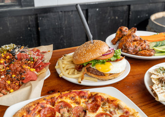Unhealthy but delicious fried food served in an American bar and grill. Pizza, spicy chicken wings, nachos, and cheeseburger.