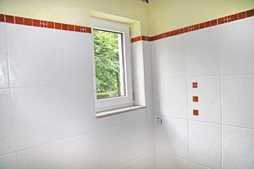 Badezimmer Bad renovieren Ausbau Umbau neus Fenster eingebaut