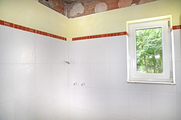 Badezimmer neu renovieren Ausbau Umbau neus Fenster und Fliesen eingebaut