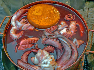 Pulpo cociéndose en olla de cobre / Octopus cooking in copper pot