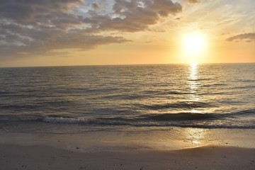 Obraz premium Colorful sunset on the beach