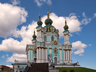 Fototapeta na wymiar Blick auf die St. Andreaskirche in Kiew in der Ukraine