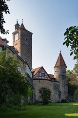 Fototapeta na wymiar An der Stadtmauer der Altstadt von Rothenburg ob der Tauber in Mittelfranken, Bayern, Deutschland 