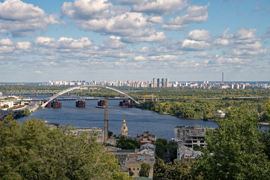 Blick &uuml;ber den Flyss Dnjepr auf die Hochh&auml;user von Kiew in der Ukraine 