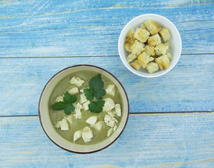 Cream soup of zucchini and lentils with chicken and breadcrumbs