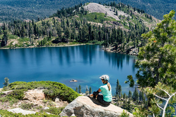 Fototapeta na wymiar female mountain biker by lake