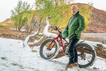 Naklejka premium senior cyclist with a mountain fat bike