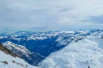 Obraz premium Beautiful and serene landscape of mountains covered with snow in Mölltaler Gletscher, Austria. Thick snow covers the slopes. Clear weather. Perfectly groomed slopes. Massive ski resort. Glacier skiing