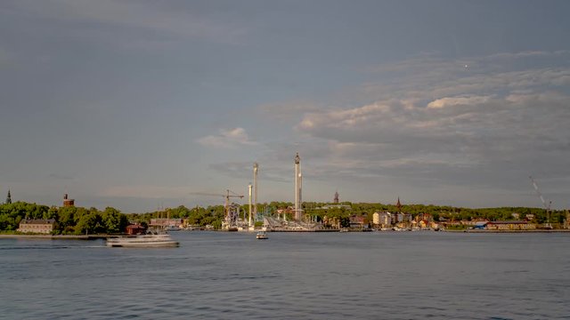 Timelapse del Parque de atracciones Grun Lund de Estocomo frente a los barcos del canal