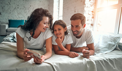 Fototapeta premium Family in bed