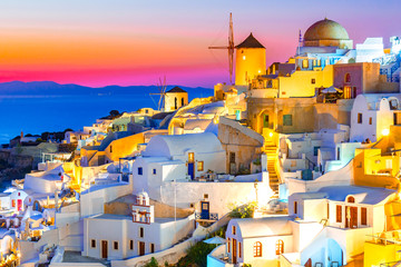 Panele Szklane  Miasto Oia, wyspa Santorini, Grecja o zachodzie słońca. Tradycyjne i słynne białe domy i kościoły z niebieskimi kopułami nad kalderą na Morzu Egejskim.