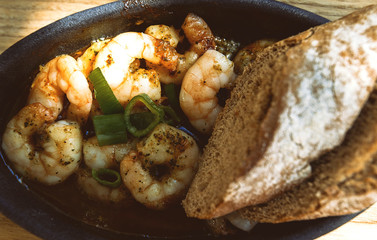scampis in oil with baguette slices