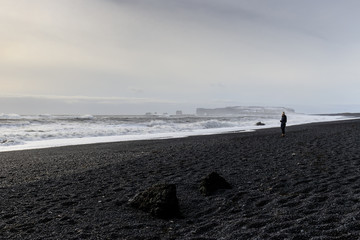 turisti sulla spiaggia nera Reynisfjara beach - Islanda