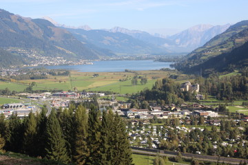 Naklejka premium Blick über Bruck/Glstr. zum Zellersee.