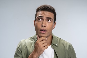 Obraz premium Man holding debate with himself about his plans