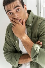 Obraz premium Man being surprised seeing his best friend