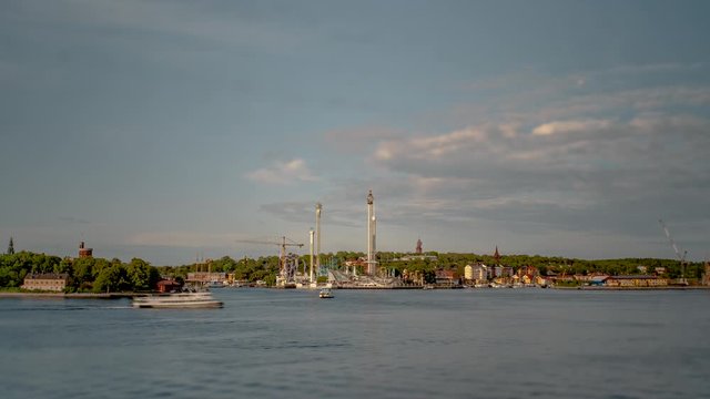 Timelapse del Parque de atracciones Grun Lund de Estocomo frente a los barcos del canal