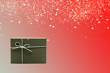 grünes Geschenk mit Schleife auf roten Untergrund für Geburtstage und Weihnachten