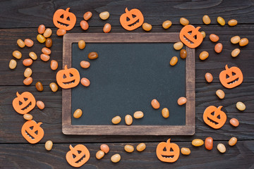 Obraz premium Autumn background with pumpkins and Halloween treats