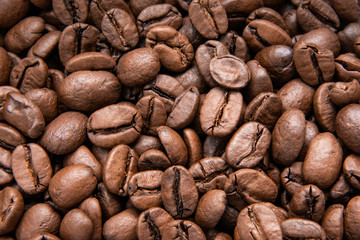 Naklejka premium Coffee beans background / close up of a coffee beans forming background
