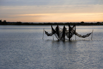 Filets de p&ecirc;che sur l'&eacute;tang