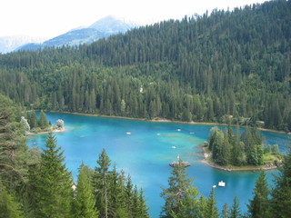 Blick auf den Caumasee und dessen Mini-Inseln in Flims - Kanton Graubünden- Schweiz