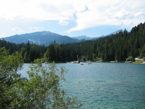  Blick auf den Caumasee in Flims mit Crap Sogn Gion und Flimserstein im Hintergrund - Kanton Graub&uuml;nden- Schweiz