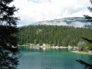 Caumasee in Flims mit Sicht auf den automatisierter Pendel-Schrägaufzug - Kanton Graubünden- Schweiz