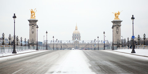 Pont Alexandre III en kathedraal van Invalides onder de sneeuw