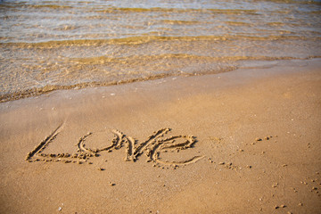 Sandy, sea shore, the waves are coming.