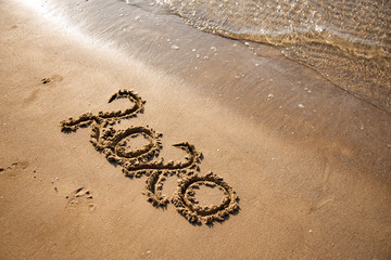 Sandy, sea shore, the waves are coming.