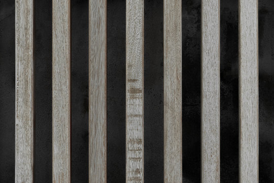 Detalle de fachada formada por piel de listones de madera