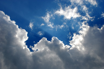Wolken werfen Schatten im Zenith, es bilden sich unterschiedliche Töne von Blau, Weiß und Grau