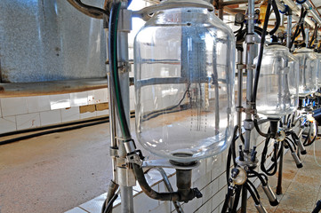 Mechanized milking equipment milking parlour